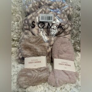 BNWT! Soma Plush Short Robe + fuzzy socks 2 packs💝
